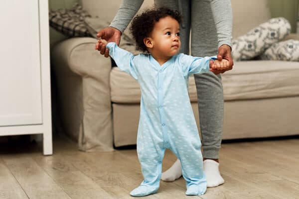 Ein Baby macht seine ersten Schritte